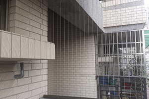 JS隱形鐵窗安裝的陽台防鴿網，有效阻擋鴿子