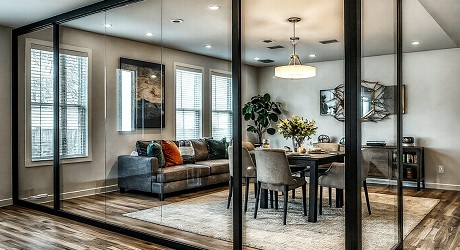 現代風格的台中鋁框推拉門設計，提升空間通透感