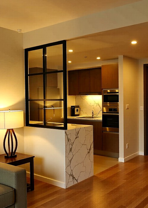 JS鋁框拉門客戶服務代表Bradon Crithia