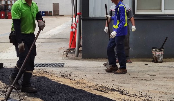彰化鹿港柏油路面鋪設現場，確保路面平整
