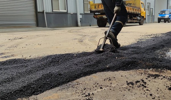 JS柏油專業機械進行線西柏油路面壓實