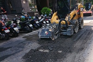 JS柏油團隊在彰化鹿港柏油路修補現場討論方案