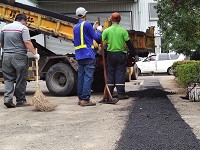 彰化鹿港柏油路面鋪設現場，確保路面平整