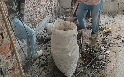 拆除大王團隊在烏日拆除工程現場進行安全評估