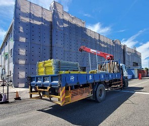 鷹架大王專業團隊在高雄岡山工地進行鷹架搭設