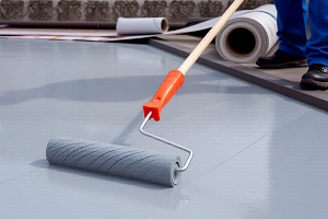 鴻明防水團隊在基隆防水工程現場進行專業勘查