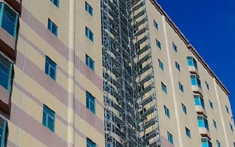 JS鷹架在台中商業大樓外牆進行清洗作業的鷹架